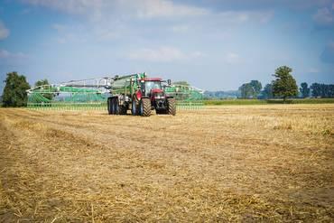 Tractor spreads nitrogen-based fertiliser on field. Photo: AdobeStock Countrypixel
